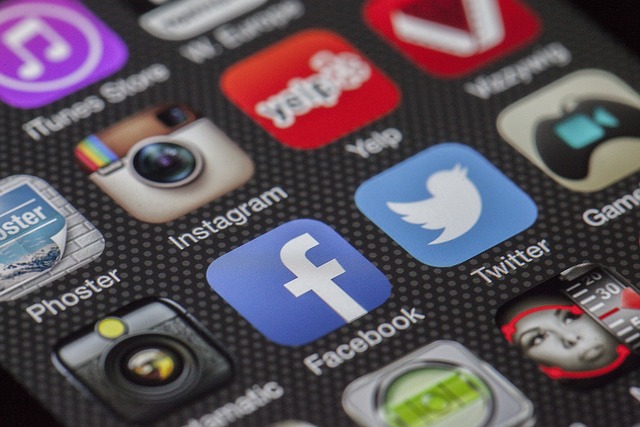 Illustrasjon av internett og digitale apper
