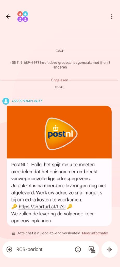 Screenshot van een verdachte sms‑groep met onbekende nummers en een phishinglink.