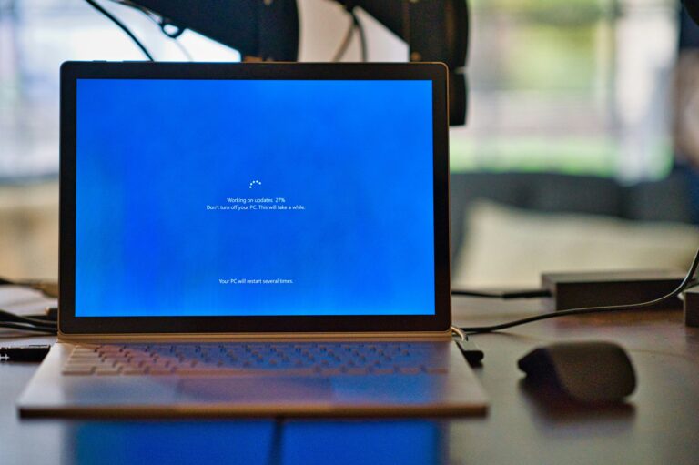 Bærbar datamaskin som installerer en Windows-oppdatering
