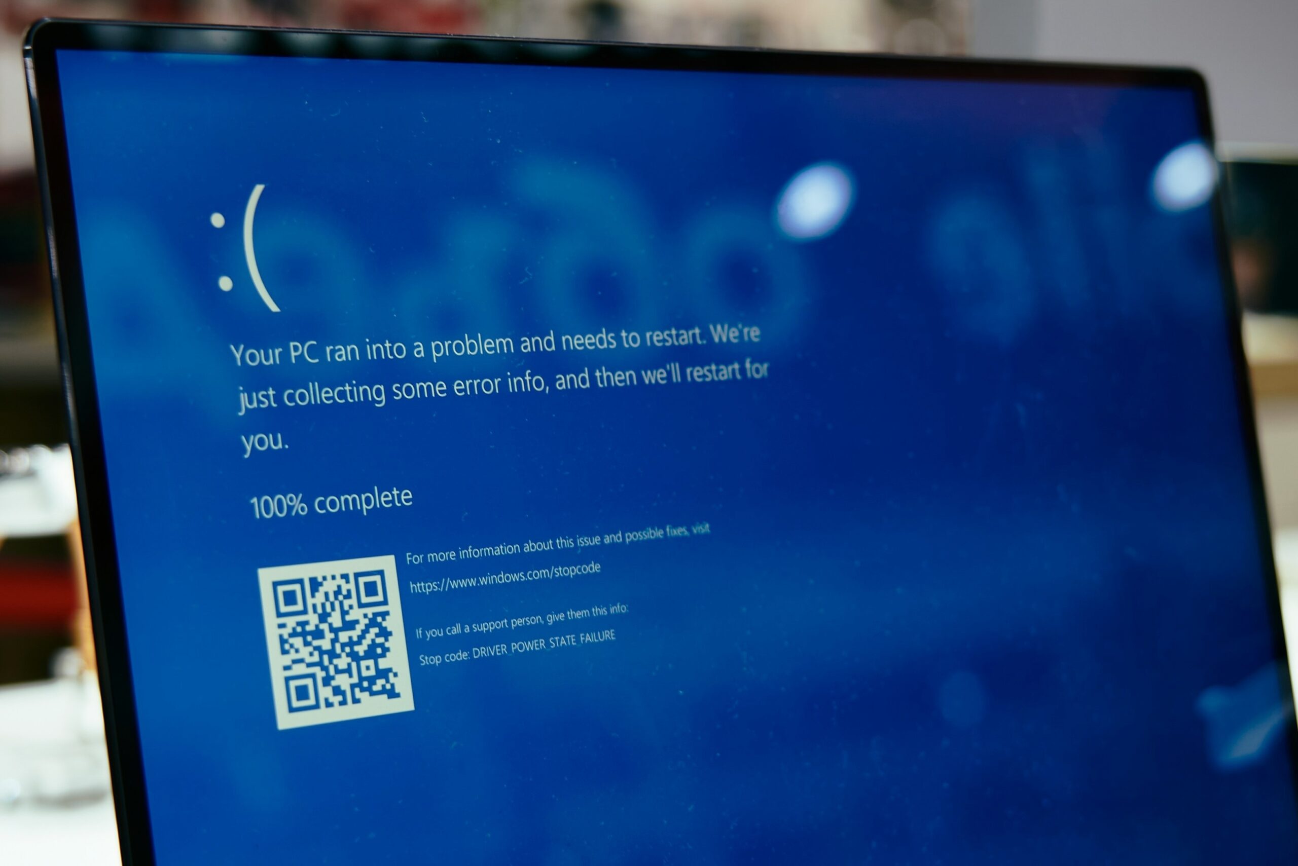 Laptop met een Blue Screen of Death.